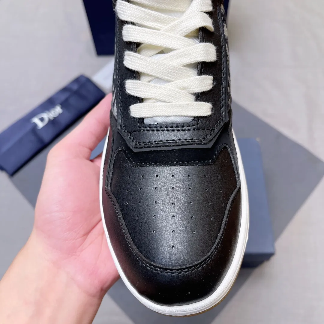 p440 "Dio*" mid-top B27 casual sneakers. This B27 high-top sneaker is a new product in the series and continues Di*r's classic style. Crafted from gray and white smooth calf leather with beige and black Oblique print panels on the sides. The "CD Icon" shaped shoelace eyelets are clever and delicate, and the two-color rubber sole, rear collar and heel are all equipped with the brand's iconic details to enhance the style. Oblique printed straps at the ankle allow for an adjustable fit to complement the overall design. Fashionable and versatile, it can complement any look. Create an exquisite design with unique dynamic vitality and modern atmosphere, presented in low-top and high-top styles. This new must-have shoe adds a new dimension to Dior's archive heritage, embodying modern elegance. Purchase the original version and make it 1:1. If you need top quality, please come to me! Male 38-44! No. 067